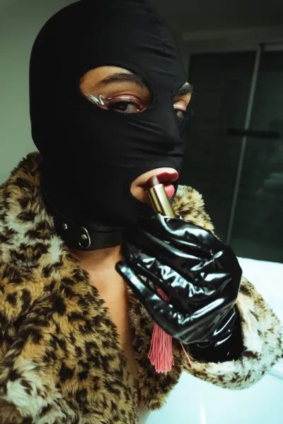 Dominatrix Ms. Ingrid, especialista em podolatria e dominação feminina de luxo em São Paulo